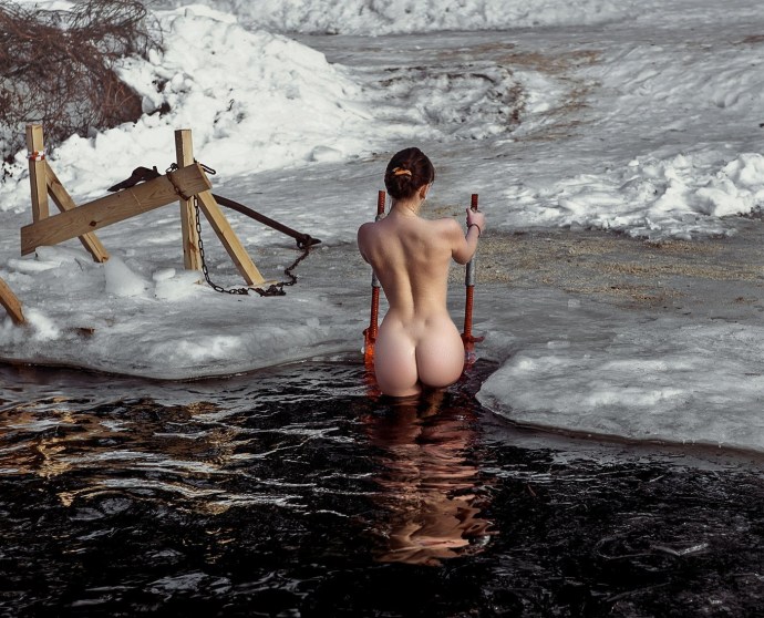 Naked women bathe in the hole