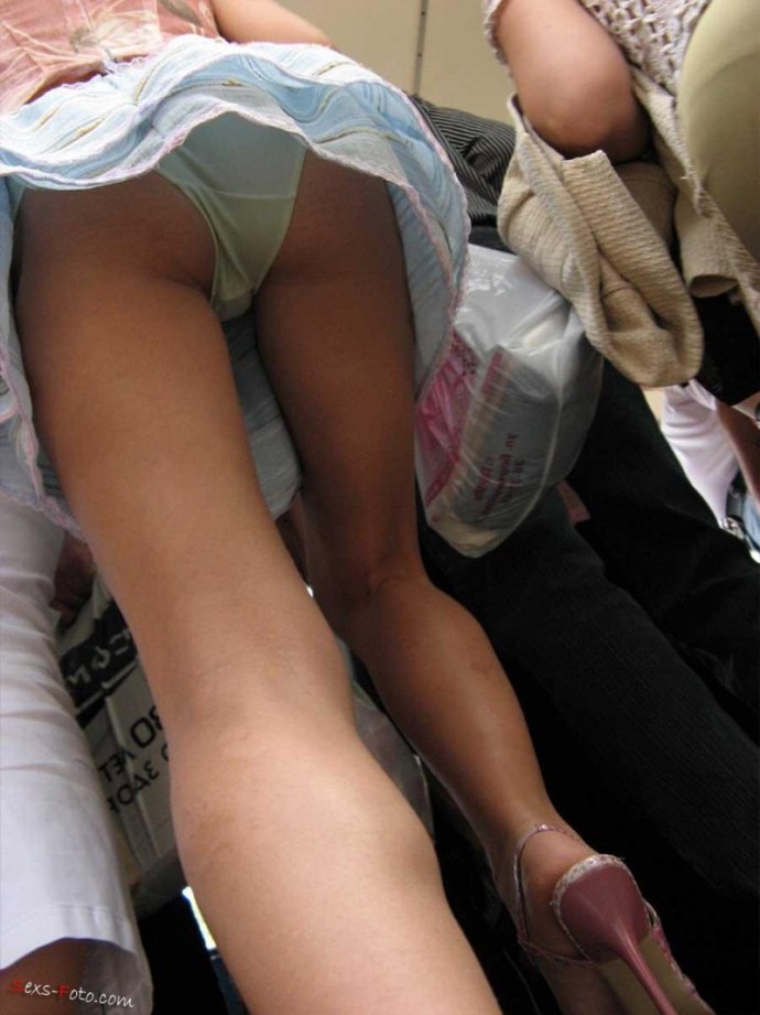 Girls without panties spied