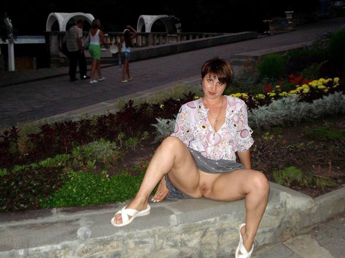 Mature without panties under the skirt