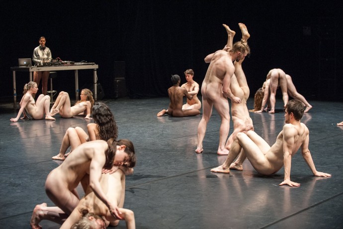 Actresses divided on stage