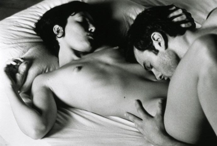 Erotic kisses in bed