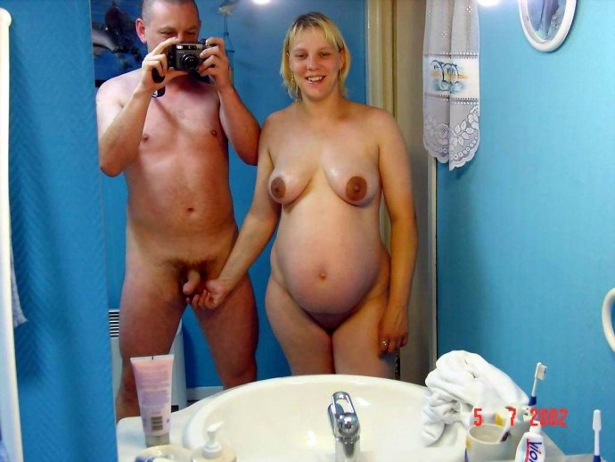 Naked pregnant women give birth