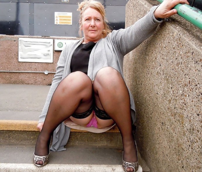 Girls squatted without panties
