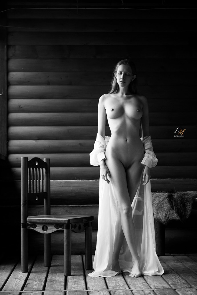 Naked girls in the apartment