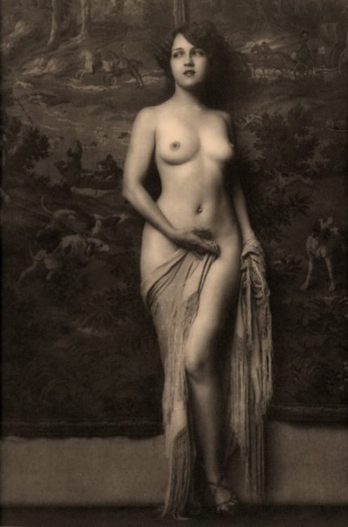 Retro large breasts of Virginia Bell