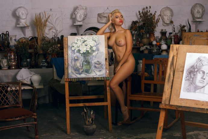 Naked girls pose an artist