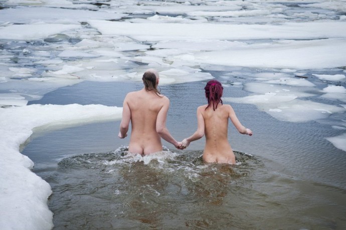Erotic photo shoot in the snow