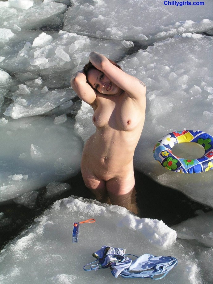 Naked girls bathed in the snow