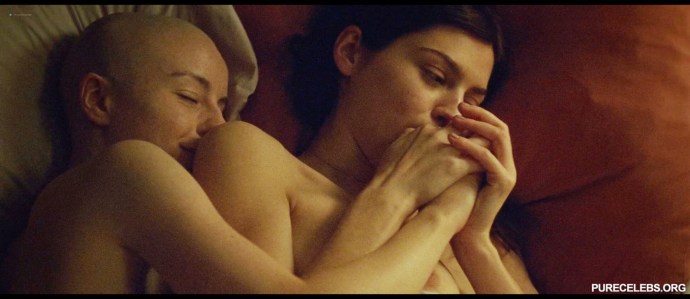 Gillian Anderson bed scenes