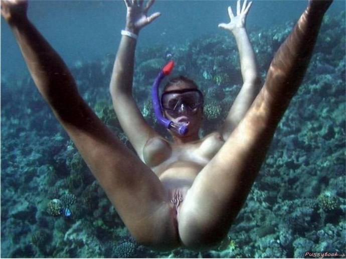 Naked vagina underwater