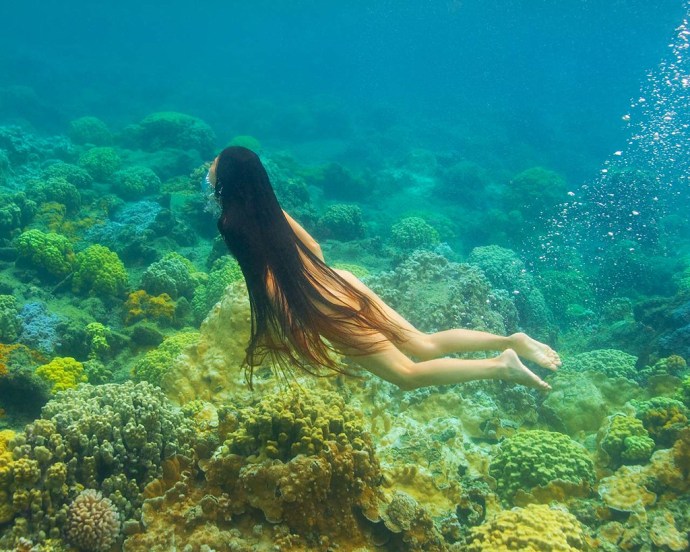 Immersion in the water naked