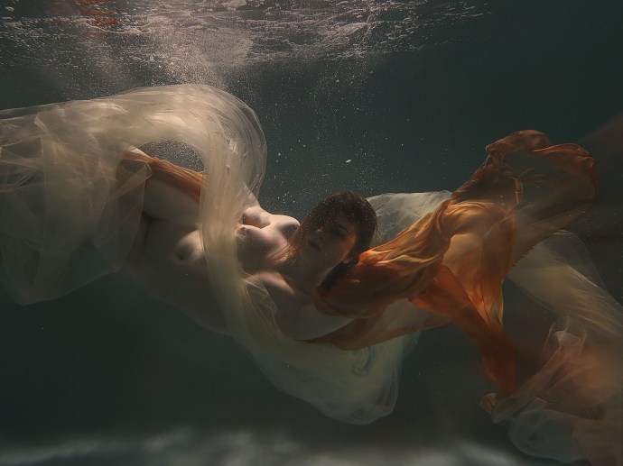 Photo shoot underwater nude