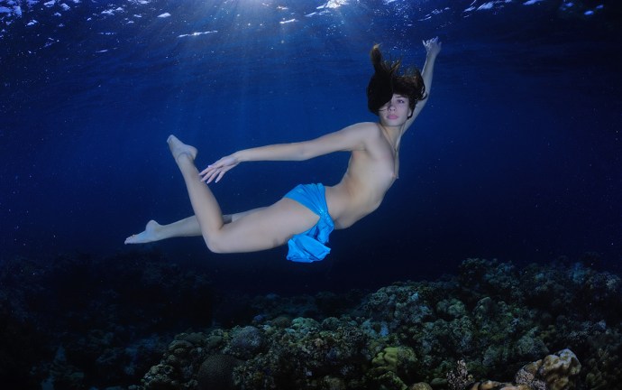 Girl under water in the ocean