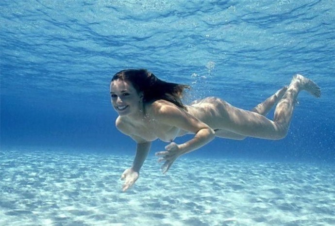Girl in the pool underwater