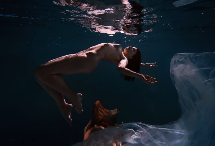 Girl under water art nude