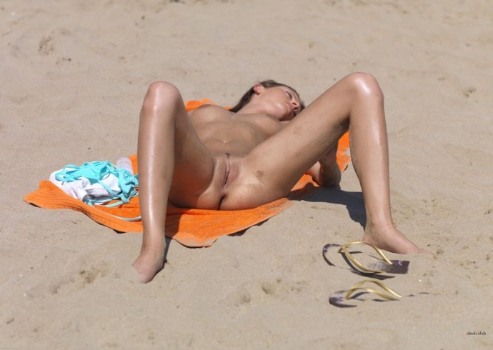 Girls sunbathe without panties