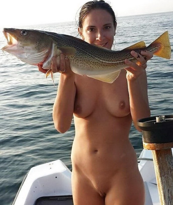 Fishing girls without panties
