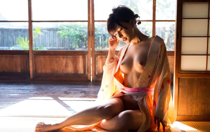 Beautiful Japanese geisha in kimono nude
