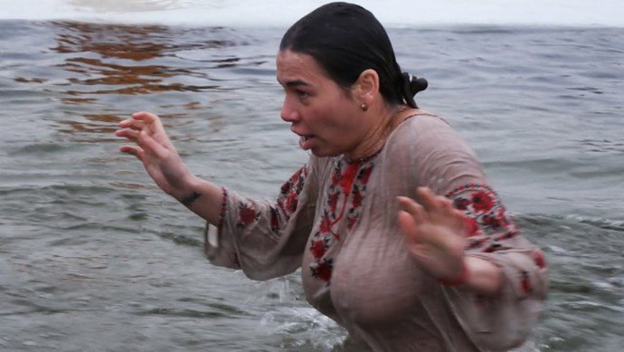 Bathing in the hole of a woman