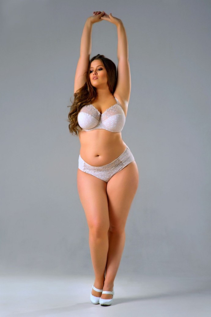 Model plus saz Victoria Manas