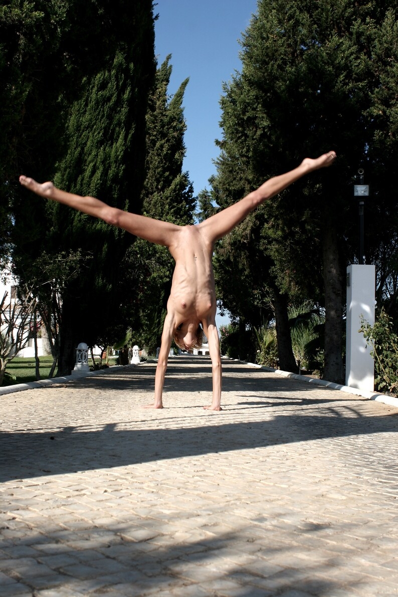 Hobel naked upside down