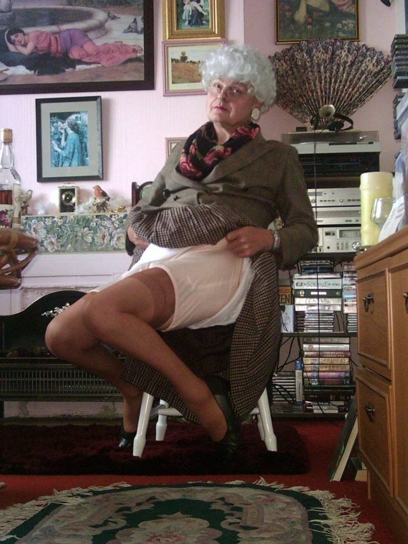 Older women in pantalons