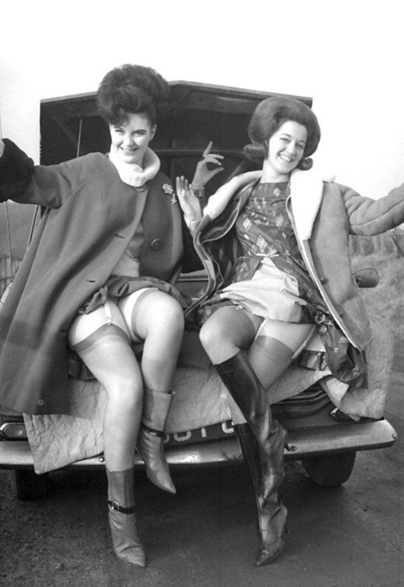 Naked retro ladies in stockings
