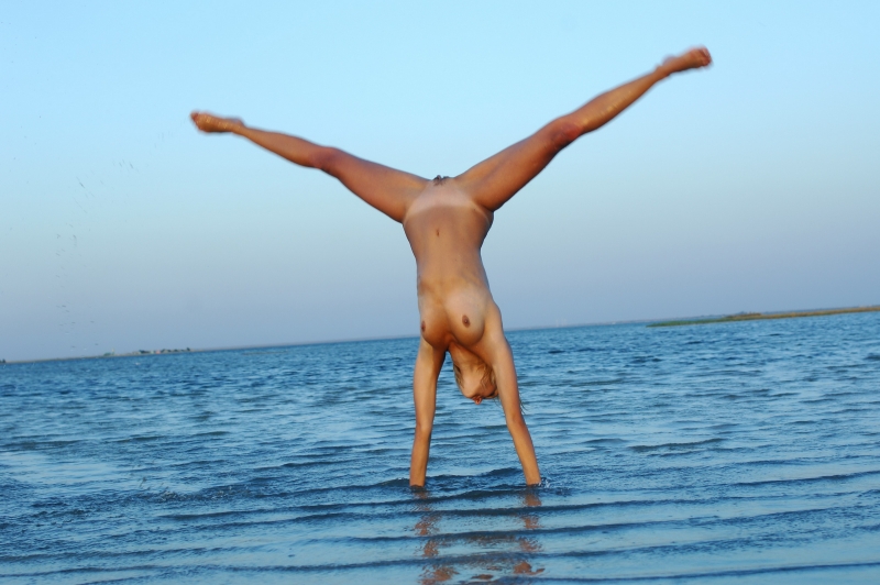 Women Naked on the beach Shpagat