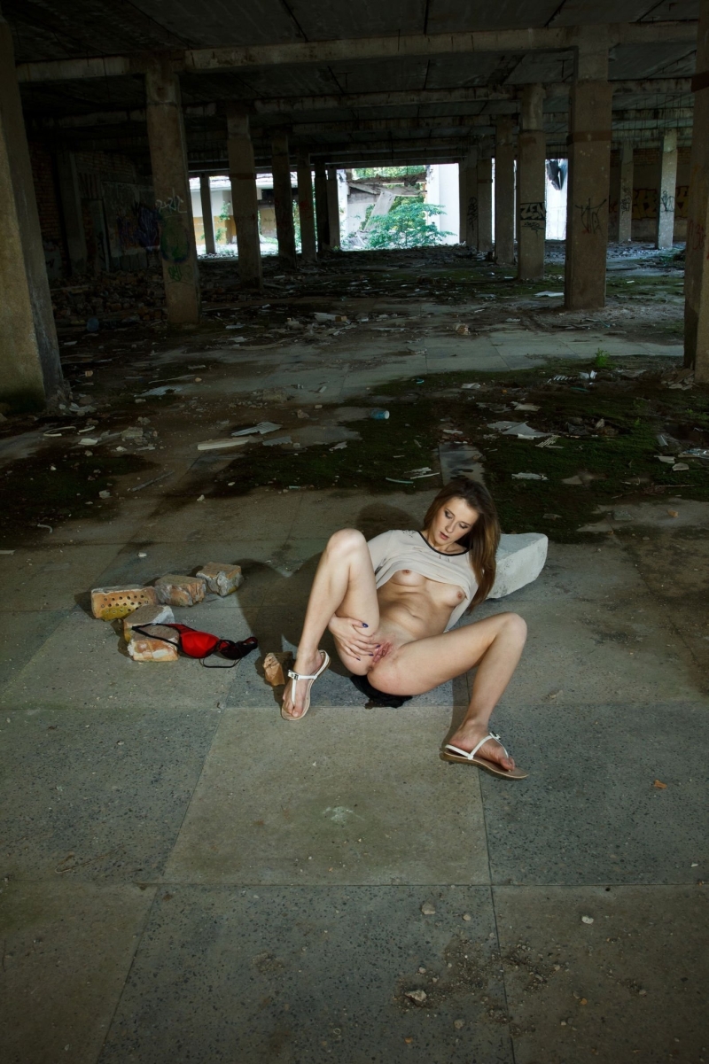 Fuck in an abandoned building